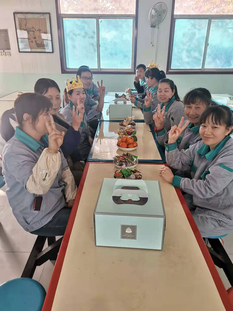 关怀员工每月度的集体生日会
